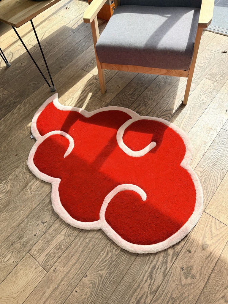 Tapis Tufté Artisanal — Nuage Rouge Anime | Décoration Gaming Fait Main (50 x 35cm)