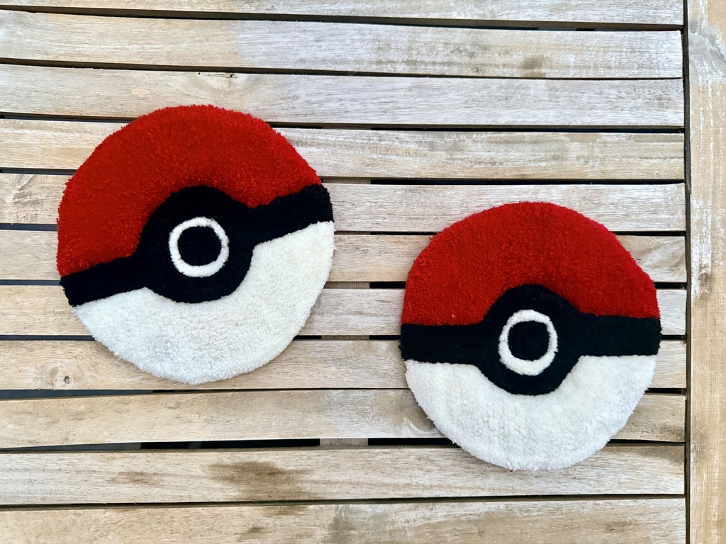 Tapis Tufté Artisanal — Sphère Gaming Rétro Rouge & Blanc | Décoration Fait Main