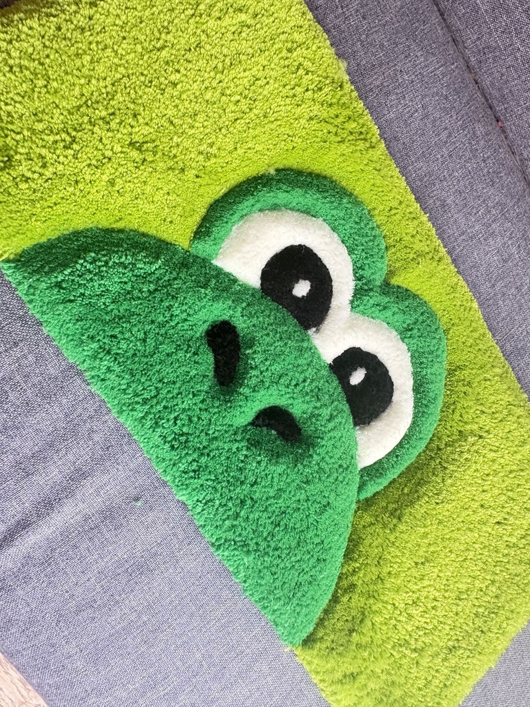 Repose-Poignet Tufté Artisanal — Petit Dinosaure Vert Gaming Rétro | Desk Décoration Fait Main