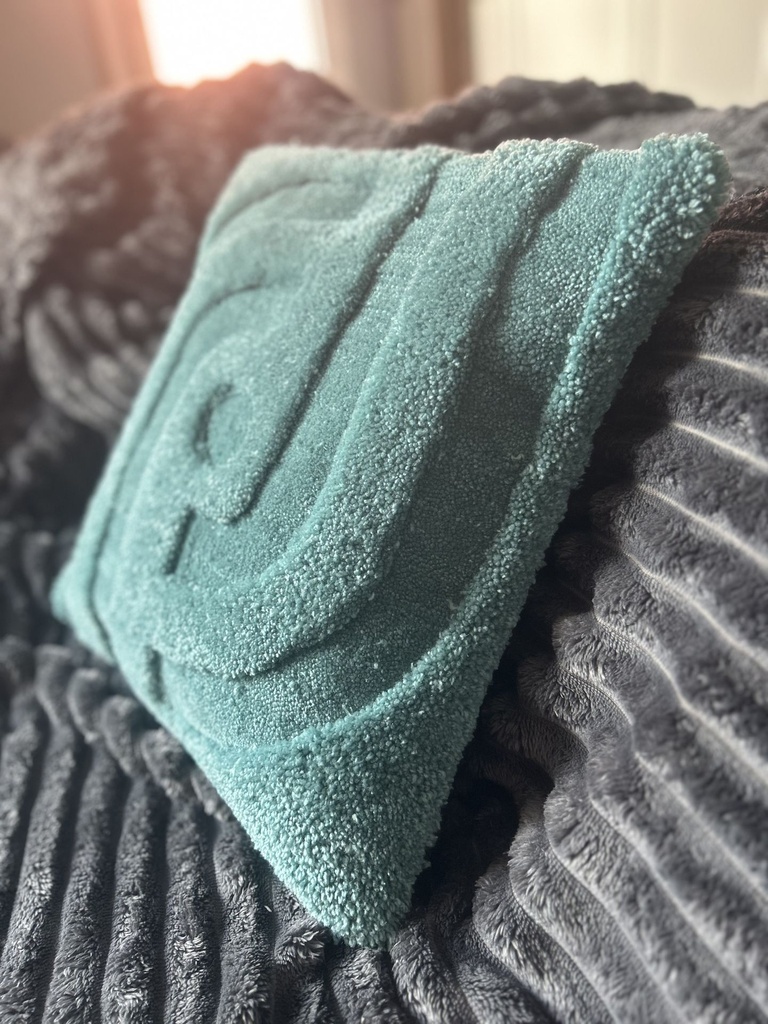 Coussin Tufté Artisanal — Relief Texturé Monochrome | Courbes Organiques Fait Main (Rouge)