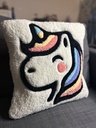 Coussin Tufté Artisanal — Licorne Arc-en-Ciel | Décoration Féerique Fait Main