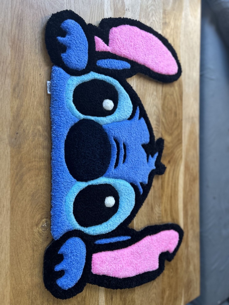 Tapis Tufté Artisanal — Petite Créature Bleue Oreilles Rondes | Décoration Fait Main