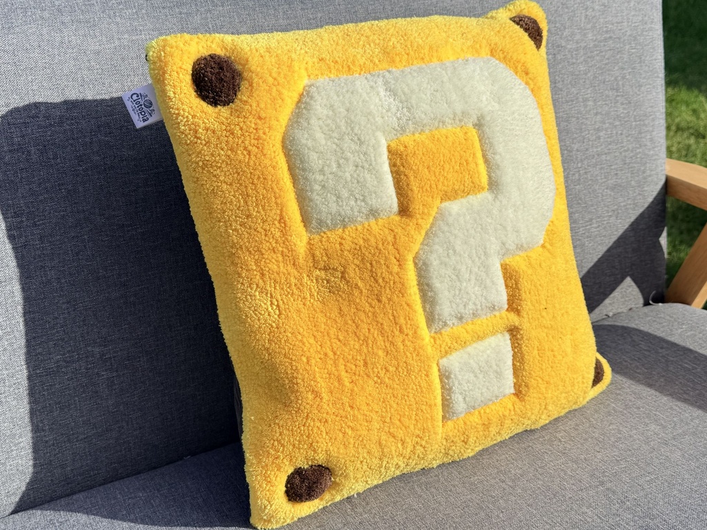 Coussin Tufté Artisanal — Bloc Point d'Interrogation Gaming Rétro Fait Main