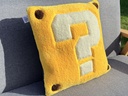 Coussin Tufté Artisanal — Bloc Point d'Interrogation Gaming Rétro Fait Main