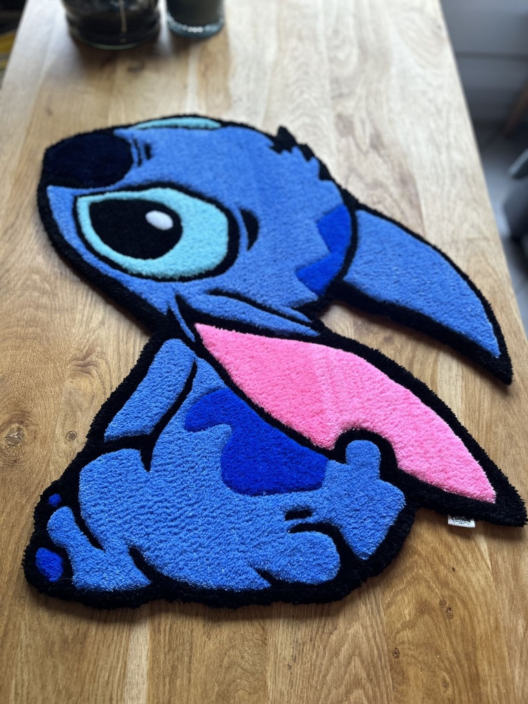 Tapis Tufté Artisanal Grand Format — Petite Créature Bleue Oreilles Rondes | Fait Main