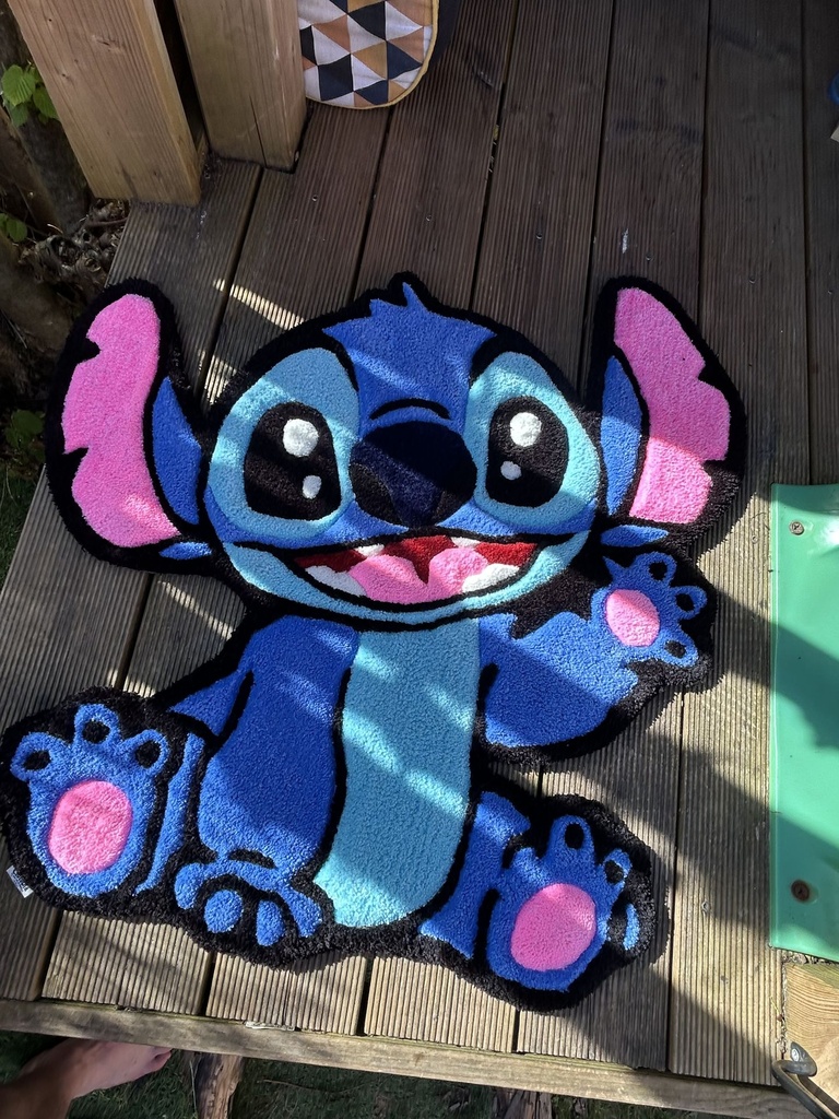 Tapis Tufté Artisanal — Petite Créature Bleue Kawaii Corps Entier | Décoration Fait Main
