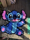 Tapis Tufté Artisanal — Petite Créature Bleue Kawaii Corps Entier | Décoration Fait Main