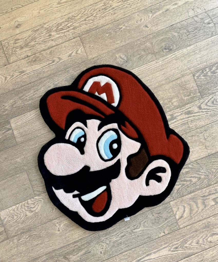 Tapis Tufté Artisanal Grand Format — Visage Moustachu Chapeau Rouge Gaming Rétro | Fait Main