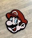 Tapis Tufté Artisanal Grand Format — Visage Moustachu Chapeau Rouge Gaming Rétro | Fait Main